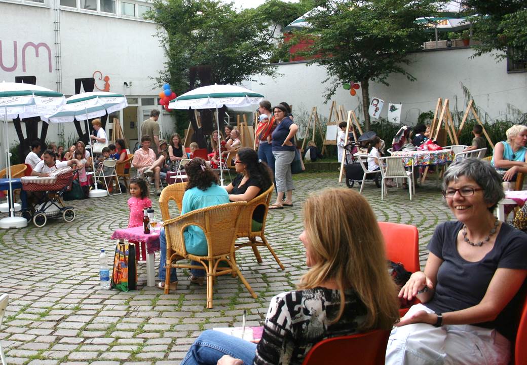 Entspanntes Zusammenkommen im Hof des Frauenmuseums