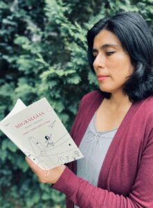 Gabriela Vilchez mit ihrem Buch Migralgias