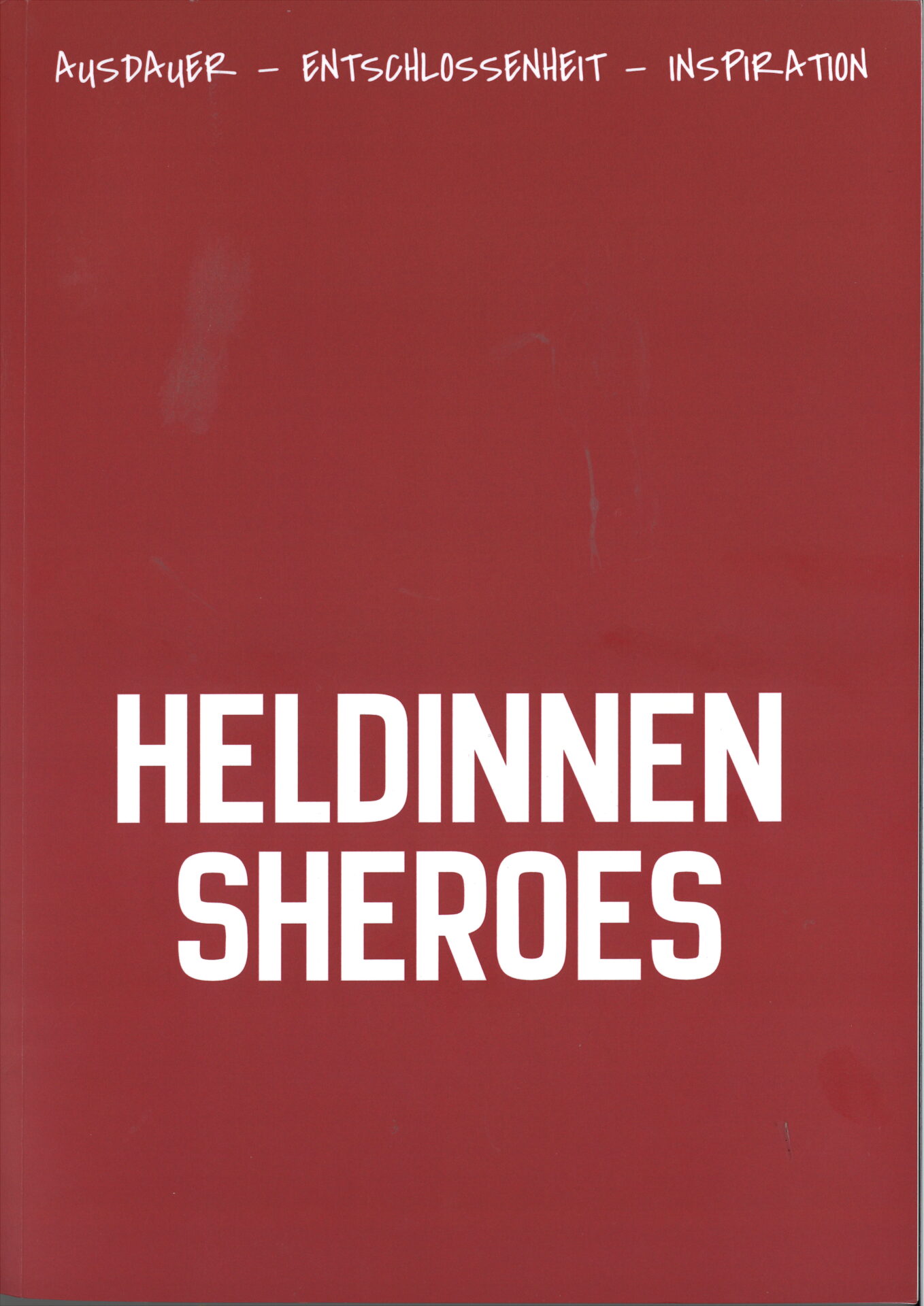 Cover des Katalogs Heldinnen, Rot mit weißer Schrift.